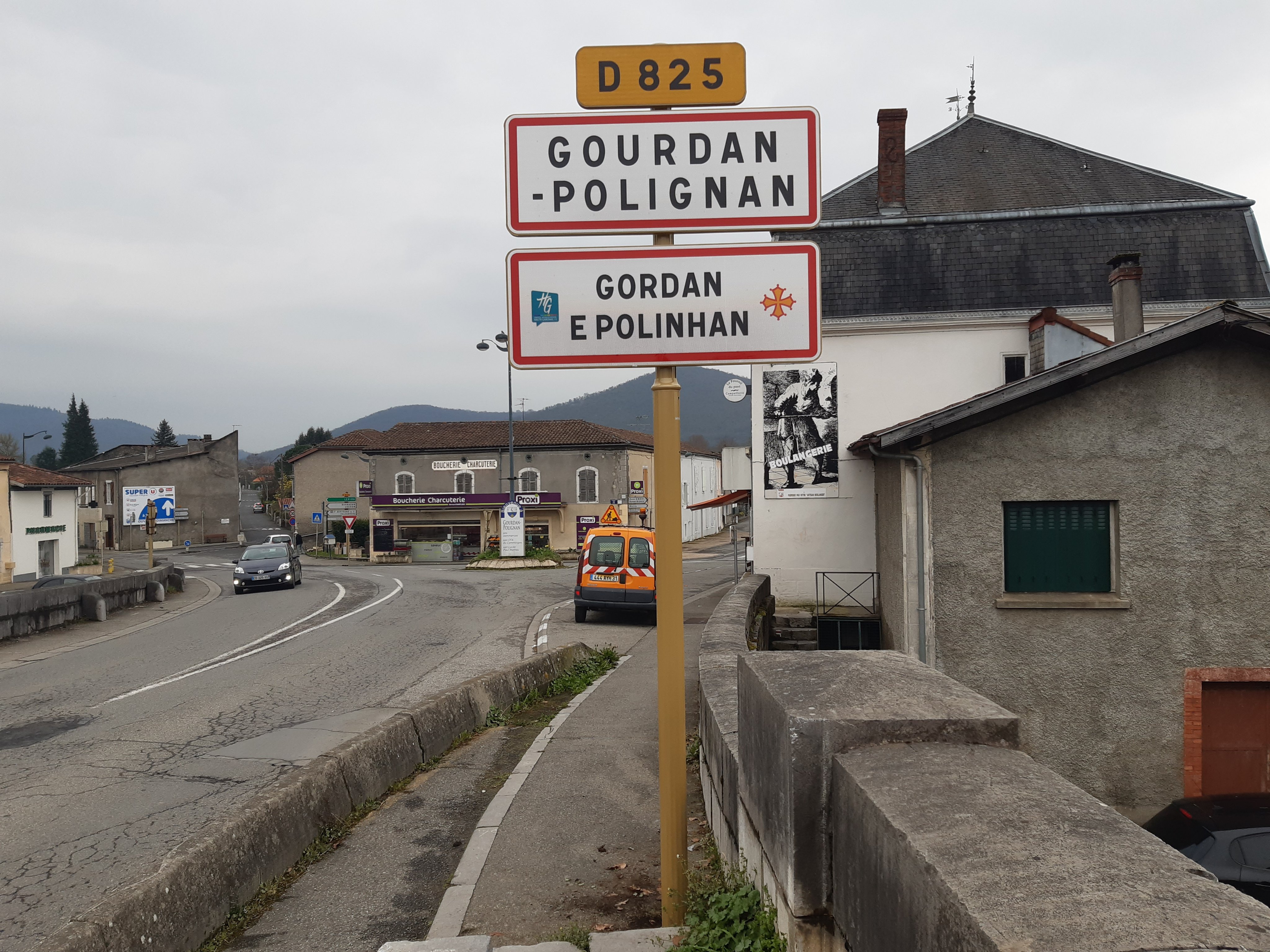 Entrée du village de Gourdan-Polignan — panneau bilingue français / occitan