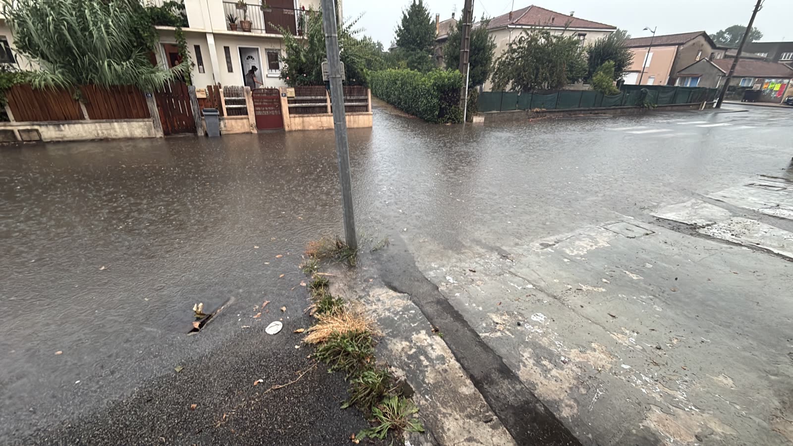 Rue de la Poste inondée à Gourdan-Polignan le 15 août 2026