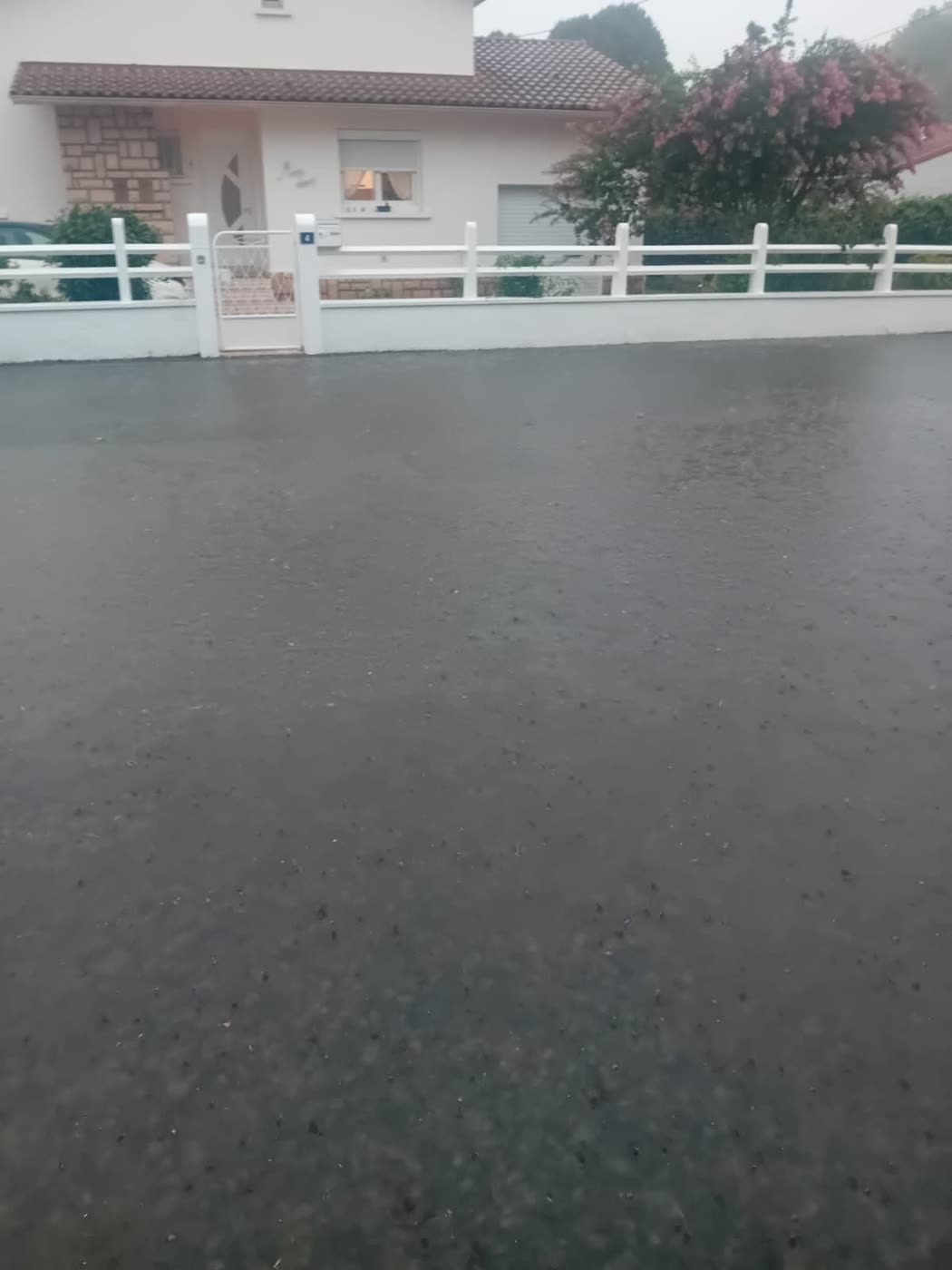 Rue des Violettes à Gourdan-Polignan sous l'eau pendant l'orage du 15 août 2026