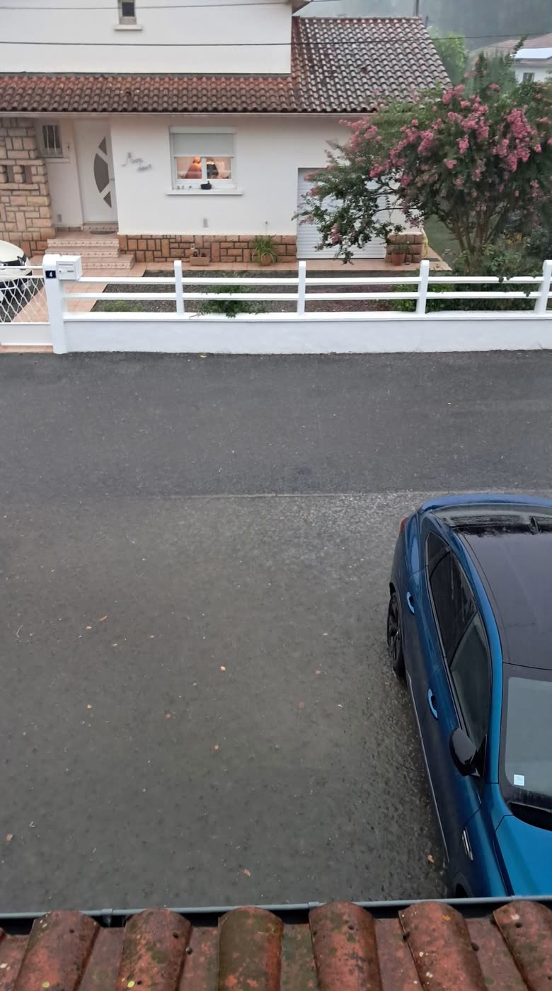 Voiture stationnée dans l'eau rue des Violettes le 15 août 2026