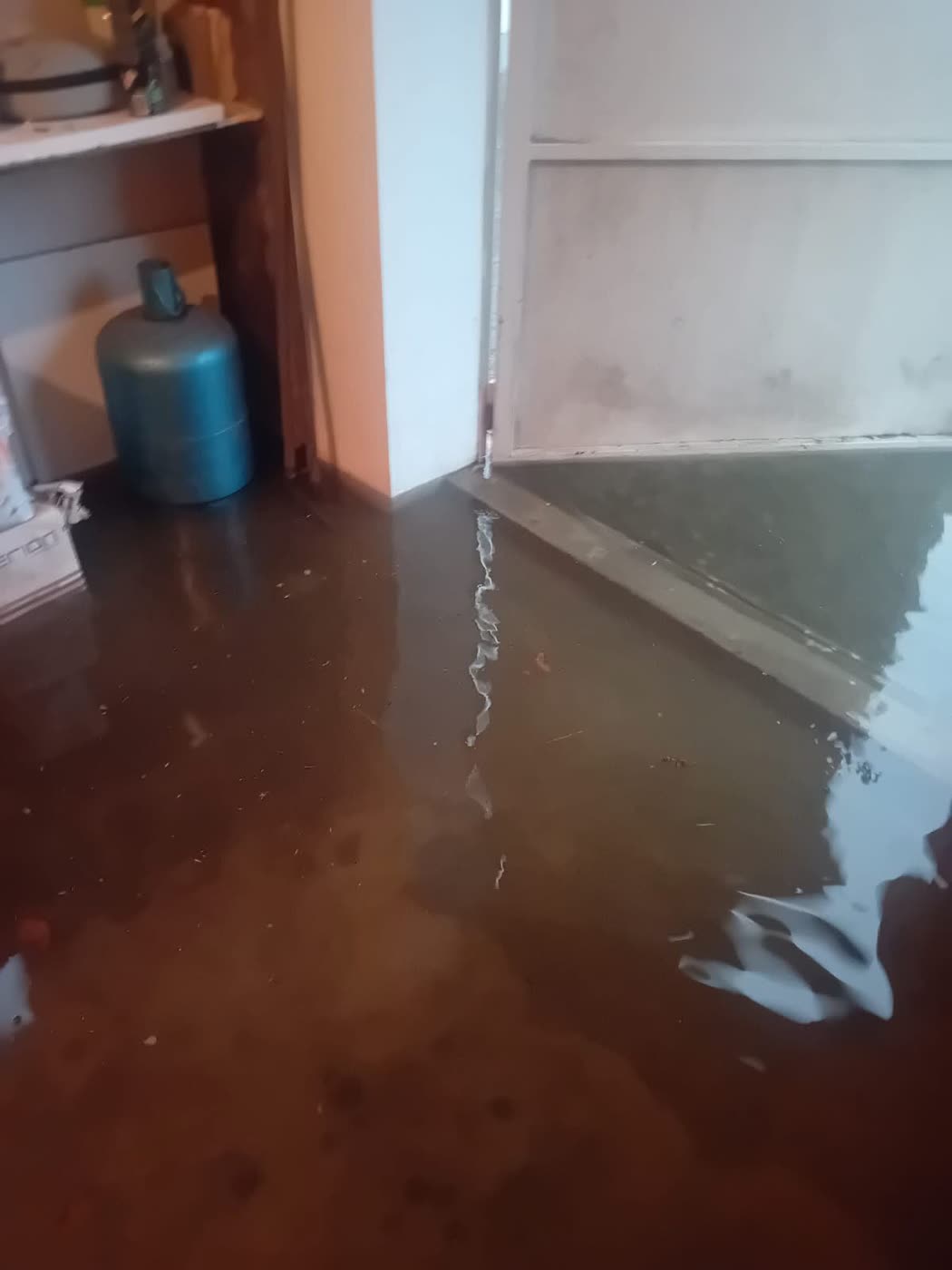 Intérieur inondé, eau boueuse recouvrant le sol, rue des Violettes, 15 août 2026