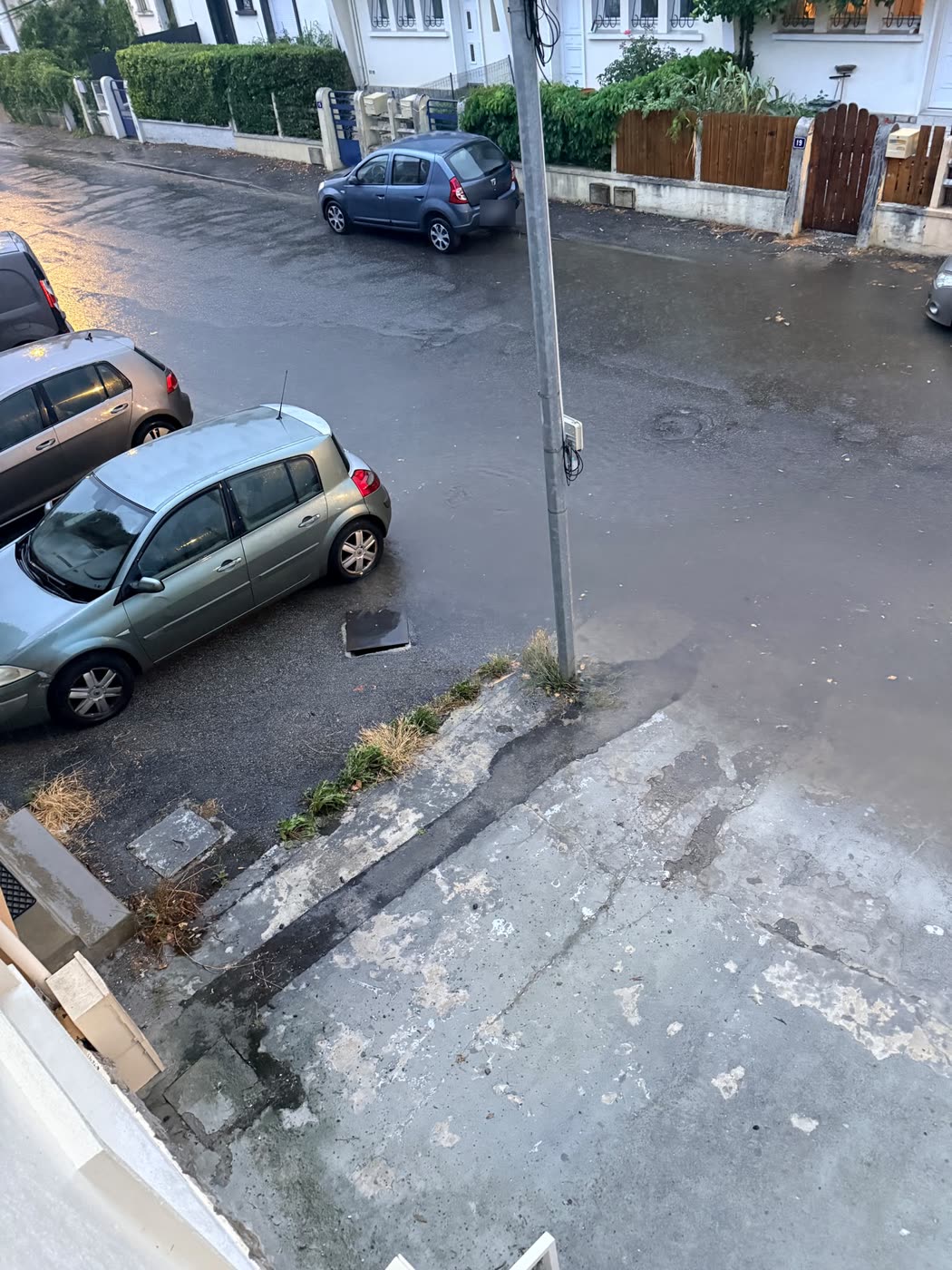 Décrue rue de la Poste à Gourdan-Polignan vers 21 h 10 le 20 août 2026, la chaussée réapparaît couverte de boue et de débris